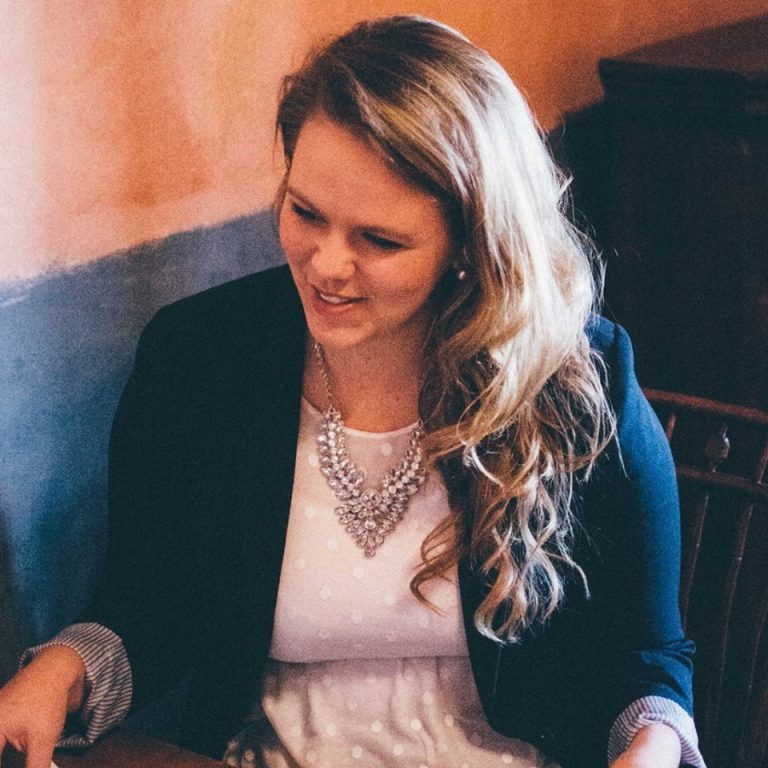Brown haired business woman at table.