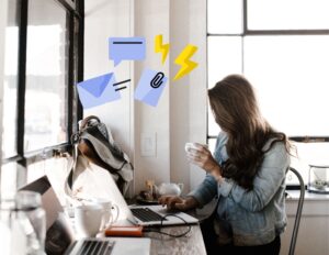 Independent works on email design in coffee shop.