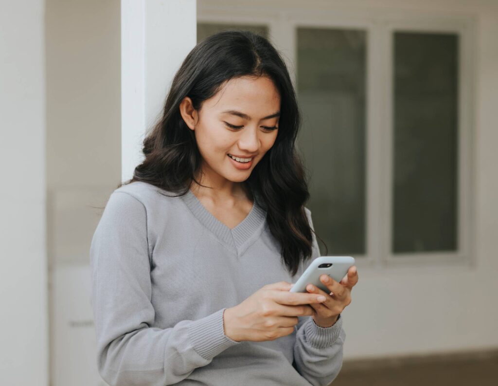 Woman reading a drip email campaign 