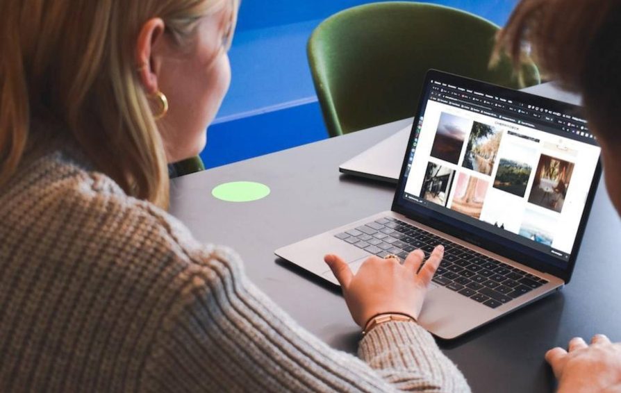 Photographer using software
